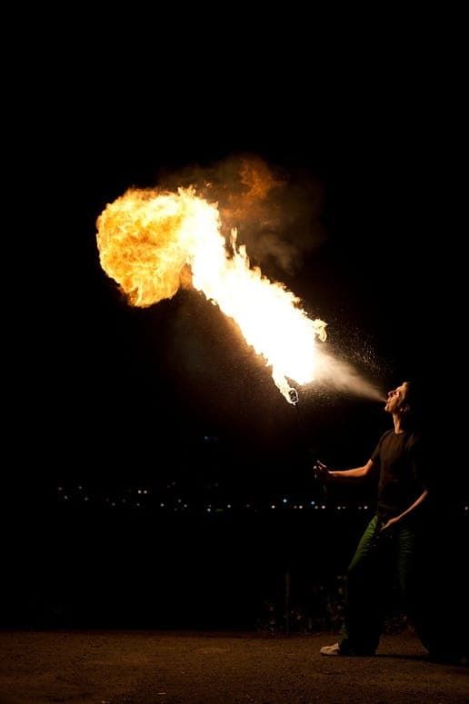 Съемка огненного шоу (фаер-шоу) с прекрасным видом на город. фотограф Димас Фролов. фото725