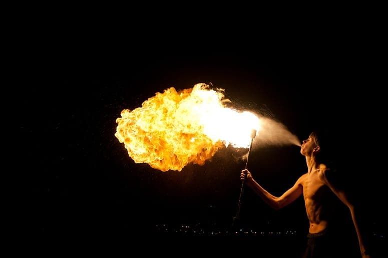 Съемка огненного шоу (фаер-шоу) с прекрасным видом на город. фотограф Димас Фролов. фото728
