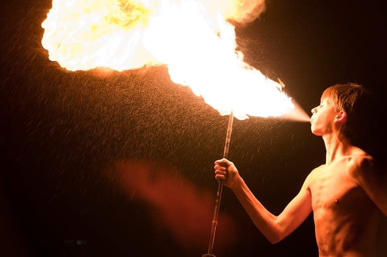 Съемка огненного шоу (фаер-шоу) с прекрасным видом на город. фотограф Димас Фролов. фото729