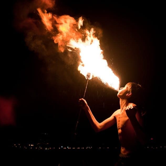 Съемка огненного шоу (фаер-шоу) с прекрасным видом на город. фотограф Димас Фролов. фото730