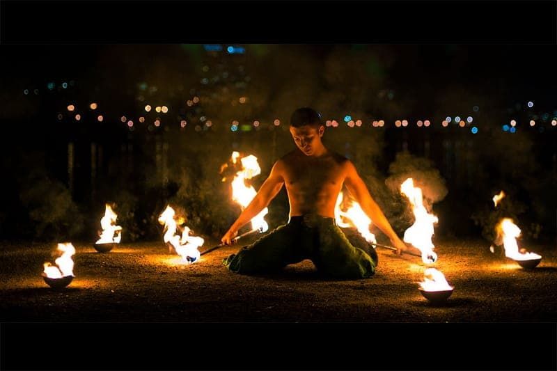 Съемка огненного шоу (фаер-шоу) с прекрасным видом на город. фотограф Димас Фролов. фото716