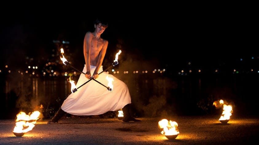 Съемка огненного шоу (фаер-шоу) с прекрасным видом на город. фотограф Димас Фролов. фото739