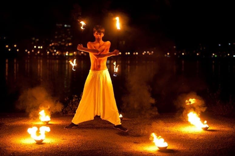 Съемка огненного шоу (фаер-шоу) с прекрасным видом на город. фотограф Димас Фролов. фото741
