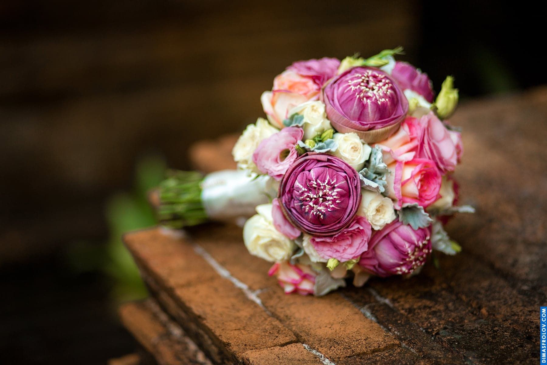 ช่อดอกไม้แต่งงาน จากดอกไม้ท้องถิ่นบนเกาะสมุย. ช่างภาพ ดีมัส โฟรล็อกซ์. บาทต่อภาพ1185