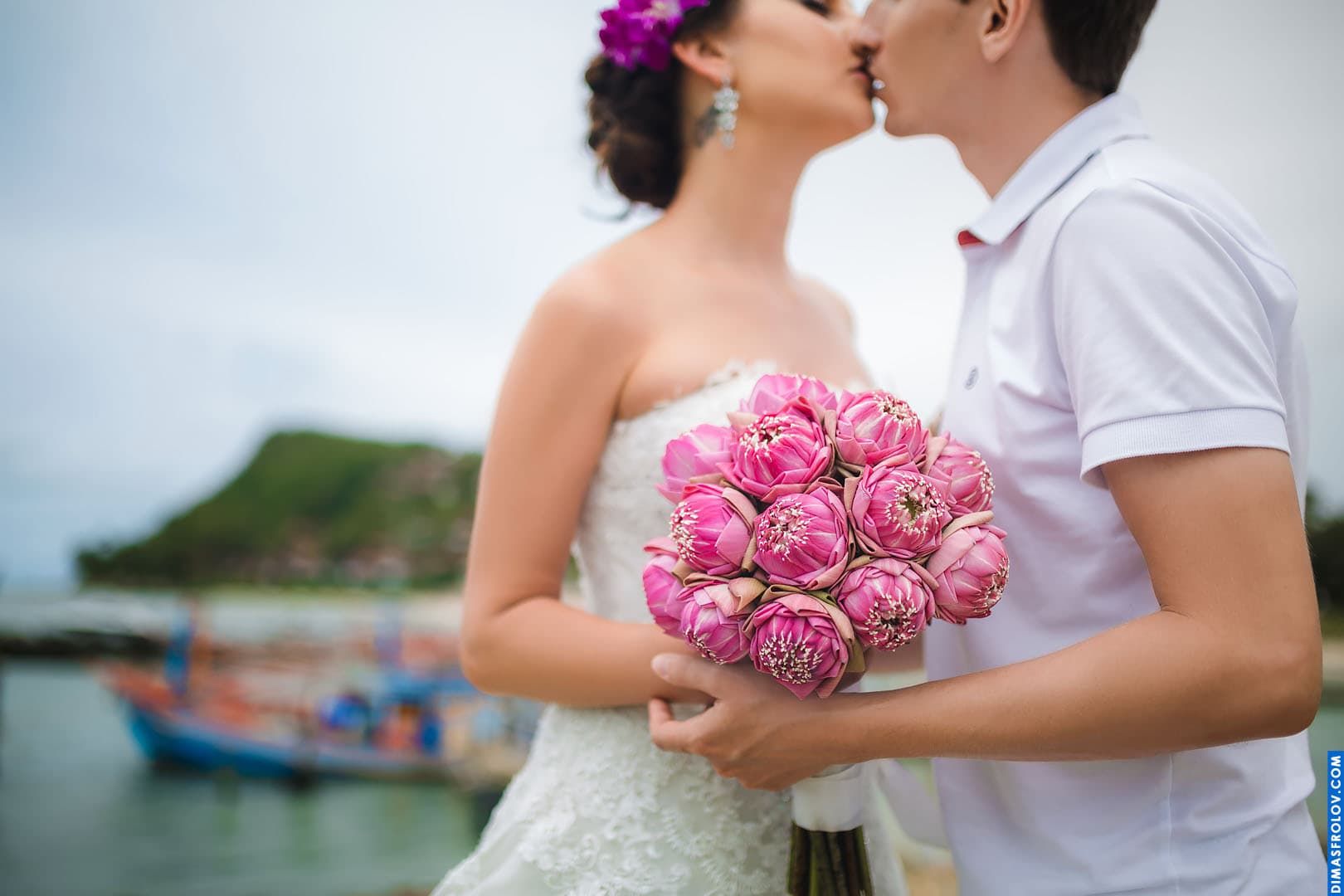 ช่อดอกไม้แต่งงาน จากดอกไม้ท้องถิ่นบนเกาะสมุย. ช่างภาพ ดีมัส โฟรล็อกซ์. บาทต่อภาพ1195