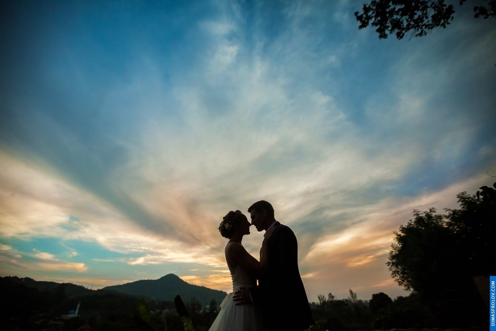 การถ่ายภาพแต่งงานนอกสถานที่ในภูเก็ต - Pippa & Tony. บาทต่อภาพ 35626 (2023-05-04 03:51:56)