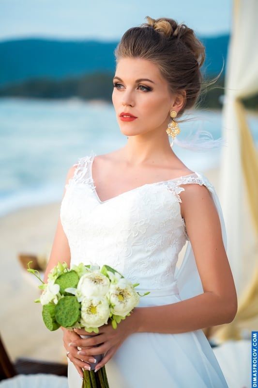 Koh Samui Wedding Photographer. Very pretty bride on the beach with bouquet. Red lips.  Dimas Frolov. Koh Samui Photographer. DimasFrolov.com