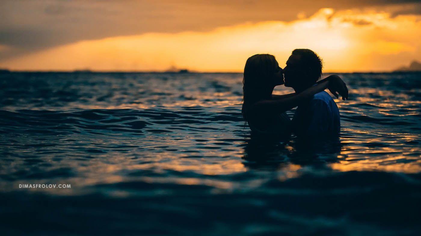 Engagement Photographer for Couples. Kissing couple in the water. Love story photography on Koh Samui Dimas Frolov. Koh Samui Photographer. DimasFrolov.com
