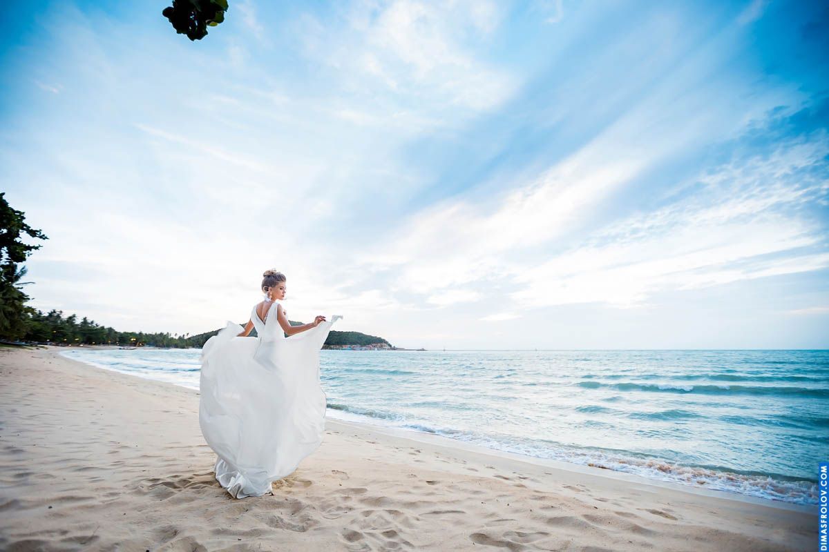 Koh Samui Wedding Photographer. Flying wedding dress on the beach. Dimas Frolov. Koh Samui Photographer. DimasFrolov.com