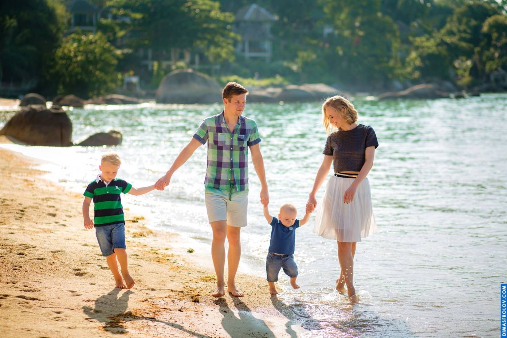 Family photo session with two boys — casual walk along the shore